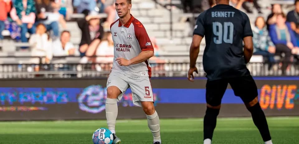 Jugador de Sacramento Republic con balón en el campo