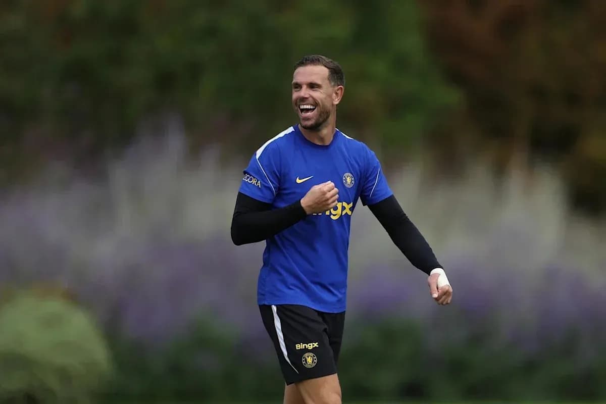 Jugador sonriendo durante entrenamiento en el campo