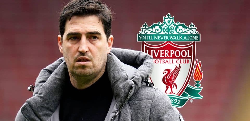 Entrenador en estadio con logo de Liverpool FC