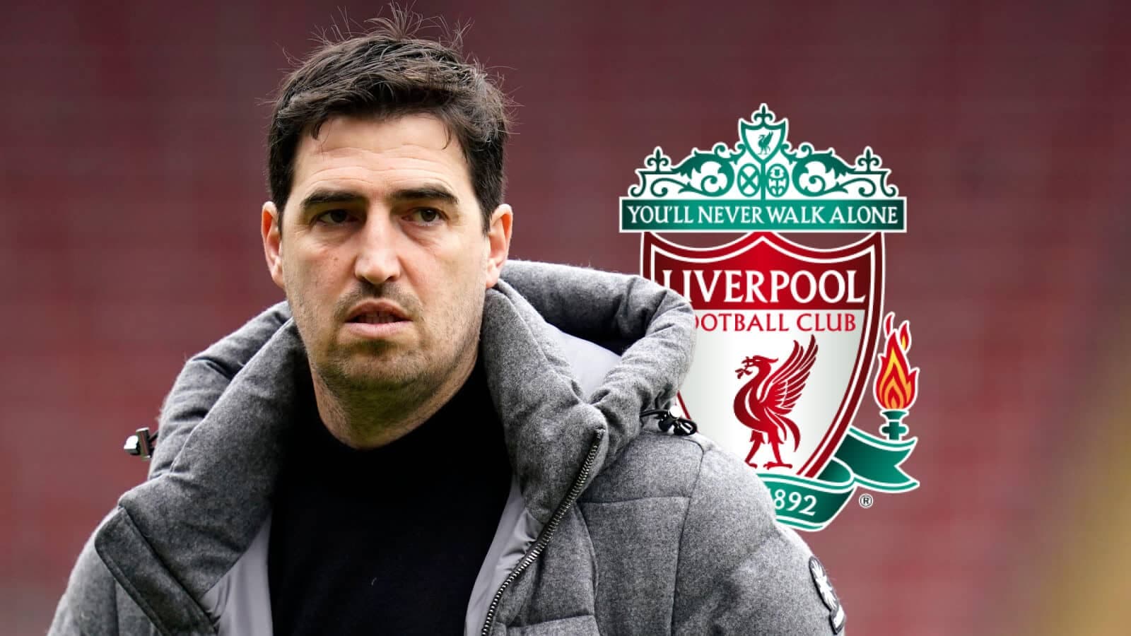 Entrenador en estadio con logo de Liverpool FC