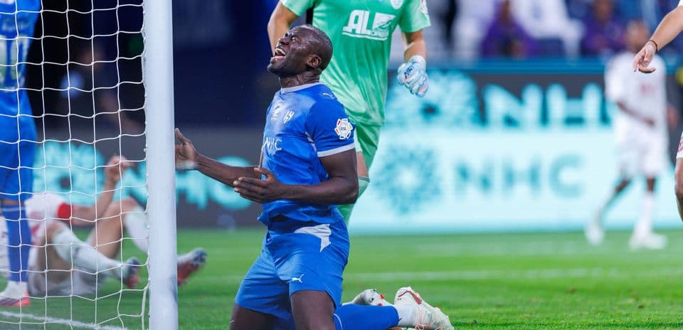 Jugador en uniforme azul arrodillado tras fallo en gol