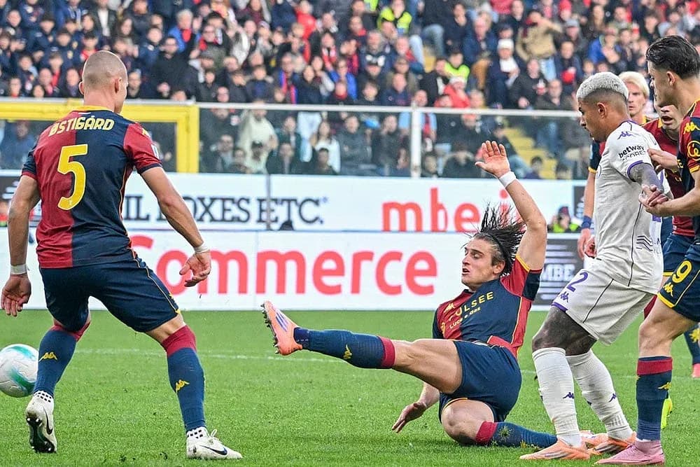 Jugador de Genoa cae al suelo durante el partido