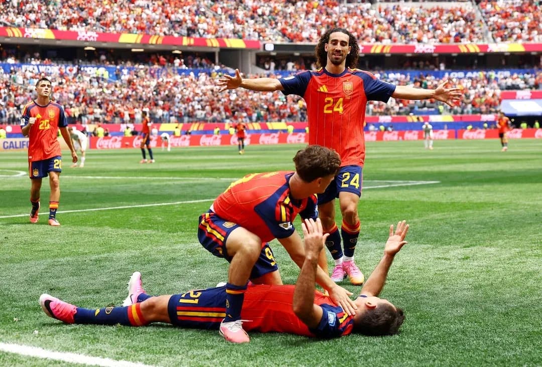 Jugadores de España celebrando un gol