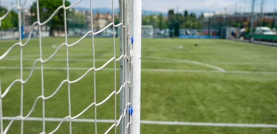 Red de un arco de fútbol en campo de entrenamiento