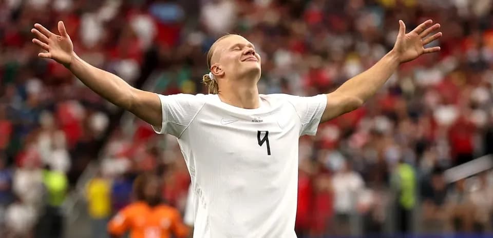 Jugador celebrando con los brazos extendidos en el campo