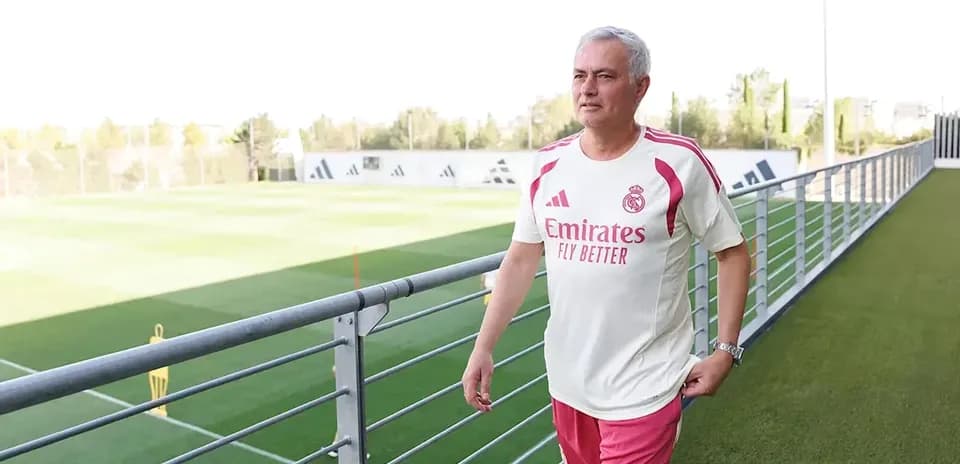 Entrenador caminando en el campo de entrenamiento