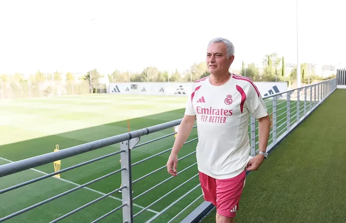 Entrenador caminando en el campo de entrenamiento