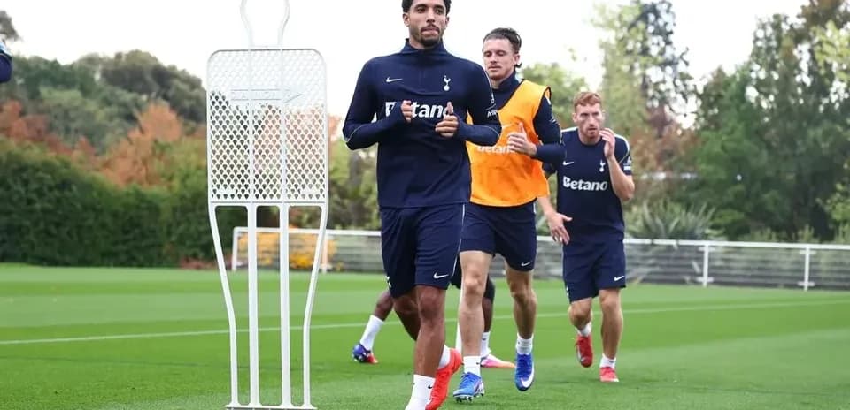 Jugadores de Tottenham corriendo en entrenamiento