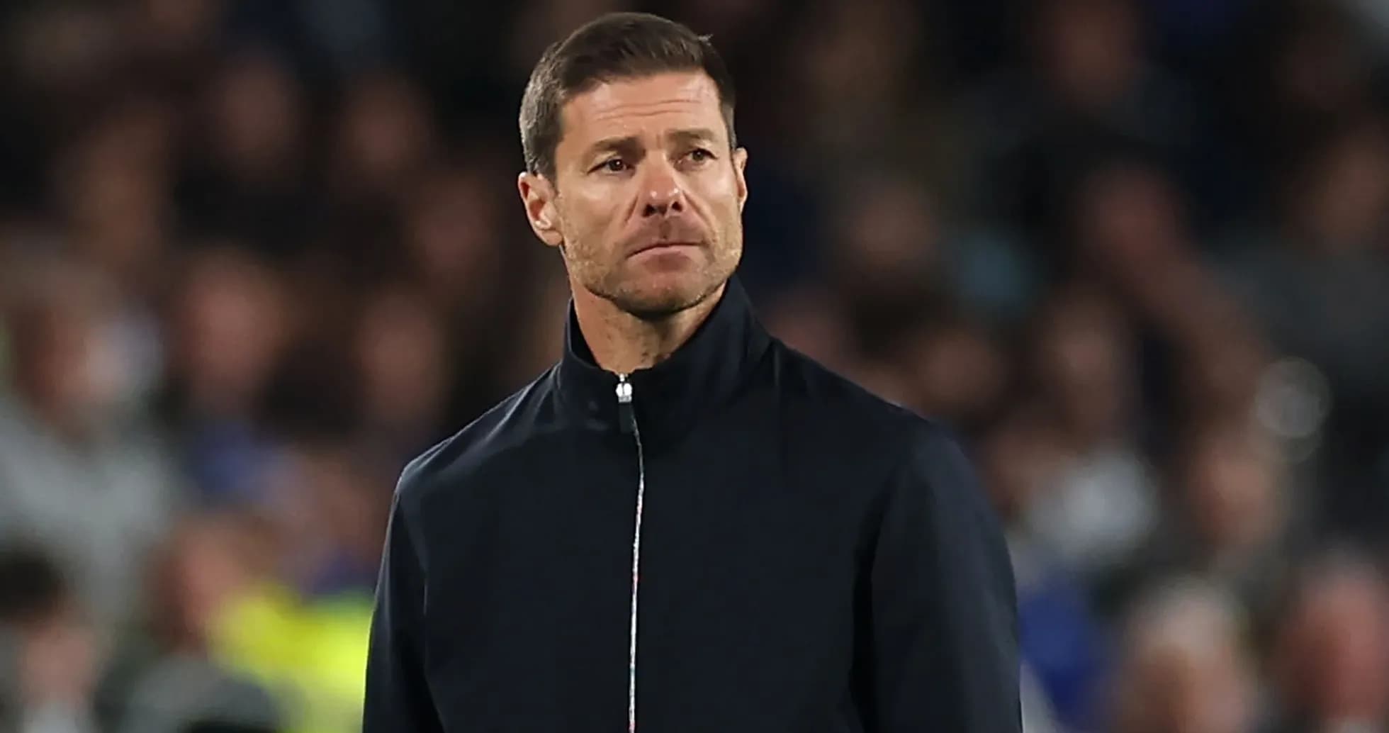 Entrenador observando el partido desde la banda