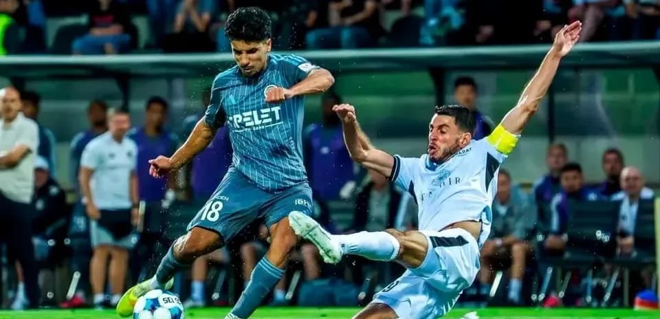 Jugadores compitiendo en el partido de fútbol
