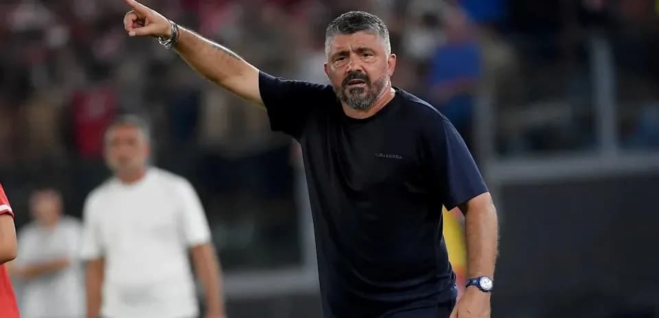Entrenador dirigiendo a su equipo en el partido
