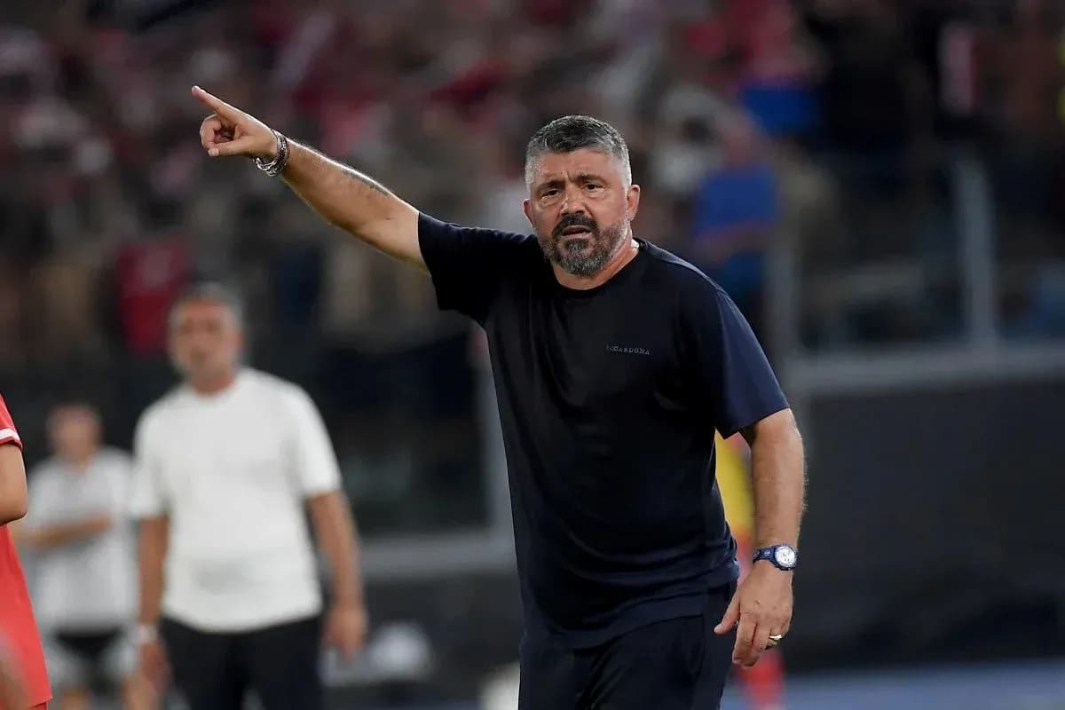Entrenador dirigiendo a su equipo en el partido