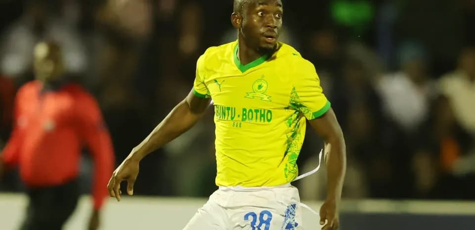 Jugador de fútbol en acción con camiseta amarilla