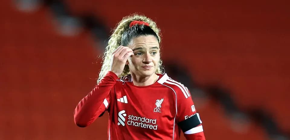 Jugadora de Liverpool en el campo durante partido