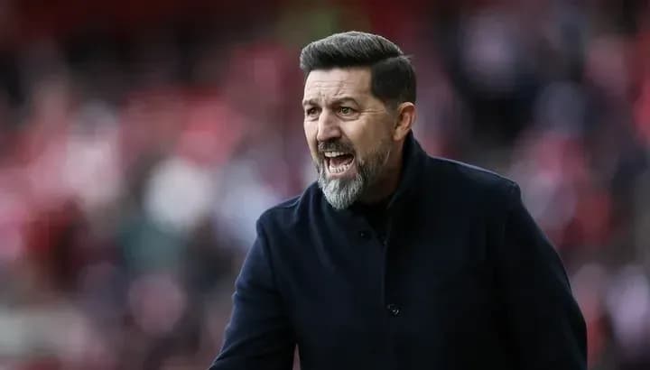 Entrenador dirigiendo al equipo durante un partido