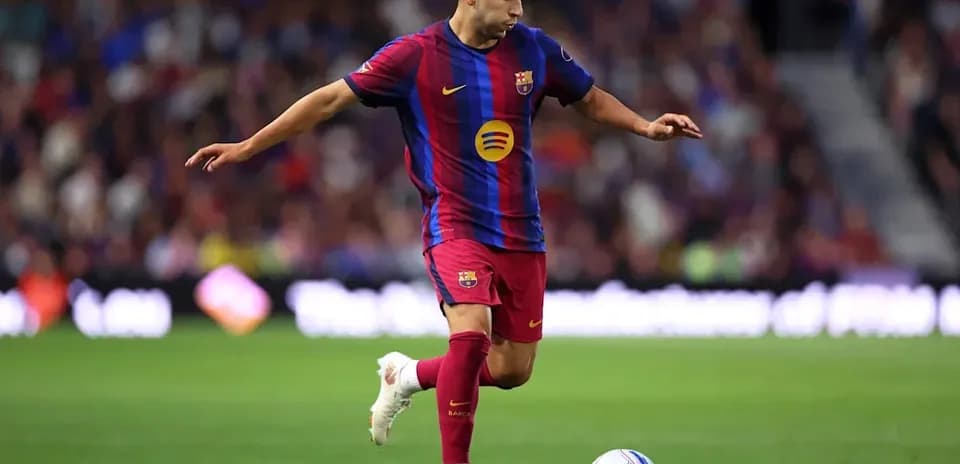 Jugador de Barcelona controlando el balón en el campo