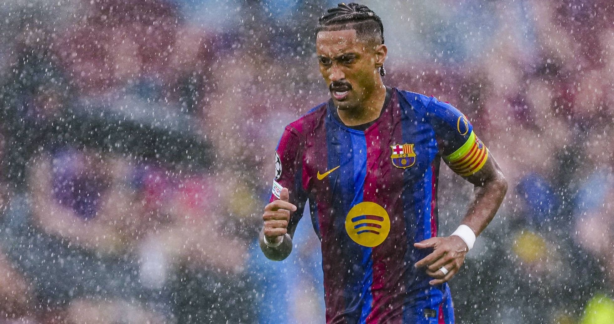 Raphinha silencia rumores sobre el Balón de Oro tras anotar un doblete en el debut del Barcelona en la Champions League
