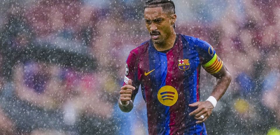 Raphinha silencia rumores sobre el Balón de Oro tras anotar un doblete en el debut del Barcelona en la Champions League
