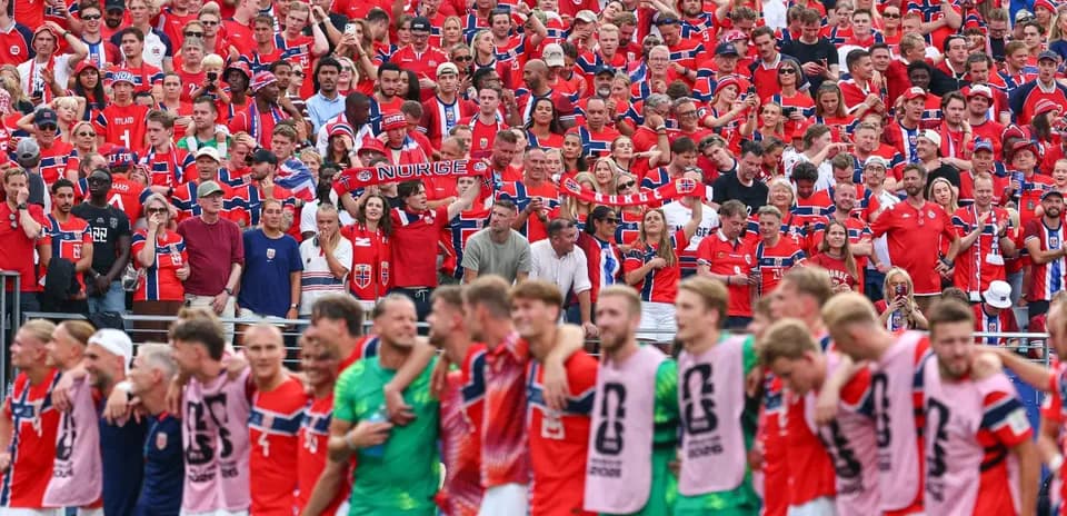 Noruega presenta queja formal por la intervención de Donald Trump en la controversia de la tarjeta roja de Folarin Balogun