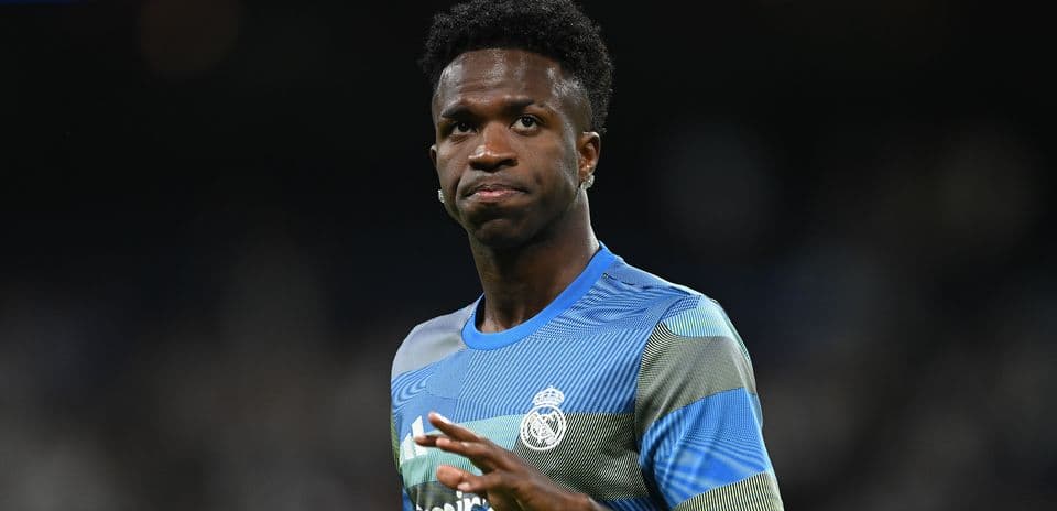 Vinicius regresa a Madrid para exámenes médicos en medio de dudas sobre su futuro