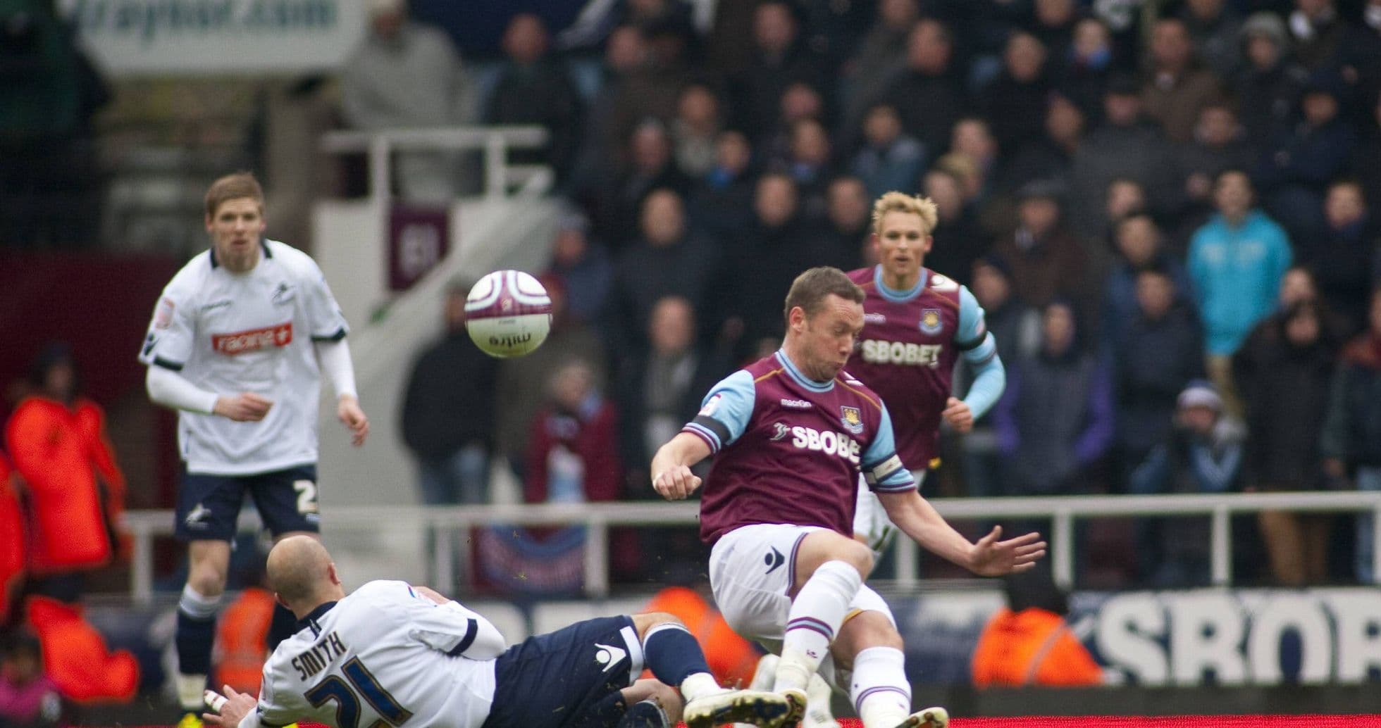 Millwall y West Ham se enfrentan tras 14 años en el histórico 100º Derby del Dockers