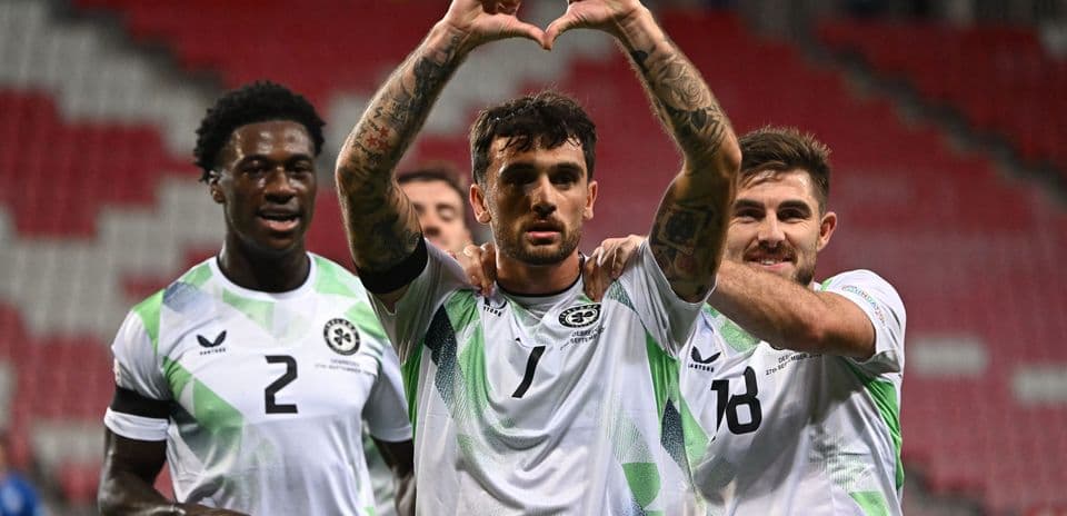 La República de Irlanda gana 3-0 a Israel en la Liga de Naciones con protestas y brazaletes negros