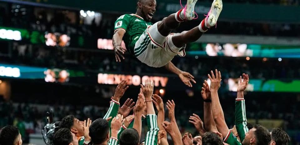 México rompe sequía en eliminatorias del Mundial y vence a Ecuador para avanzar a octavos