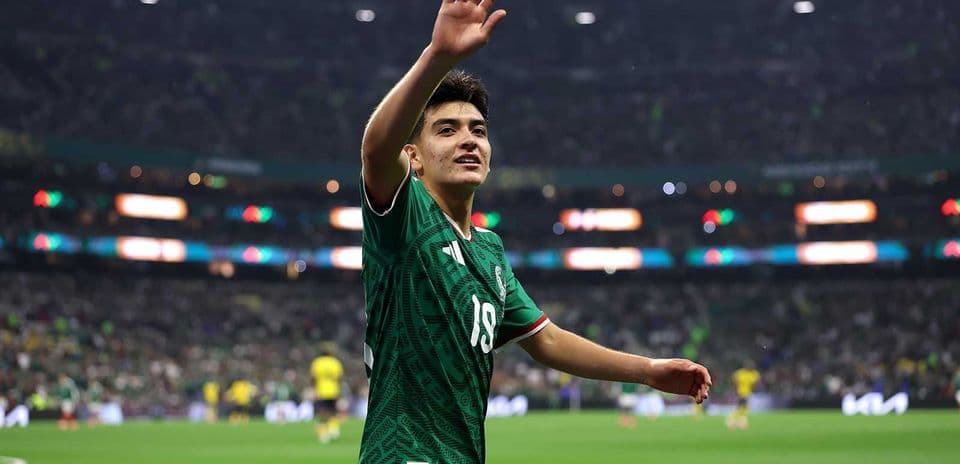 Liverpool sigue de cerca al joven talento mexicano Gilberto Mora para fichaje estival