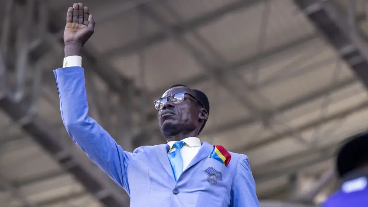 Conoce a Lumumba Vea, el icónico fanático de la RDC que parece una estatua en los partidos