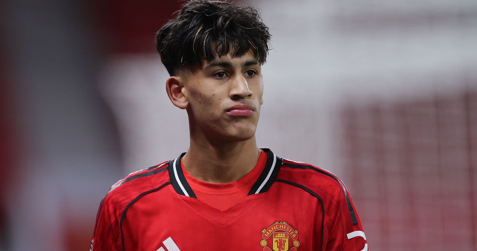 Michael Carrick advierte sobre el futuro de JJ Gabriel, joven promesa de 15 años en Manchester United con interés de Real Madrid y Barcelona