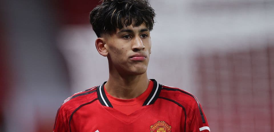 Michael Carrick advierte sobre el futuro de JJ Gabriel, joven promesa de 15 años en Manchester United con interés de Real Madrid y Barcelona