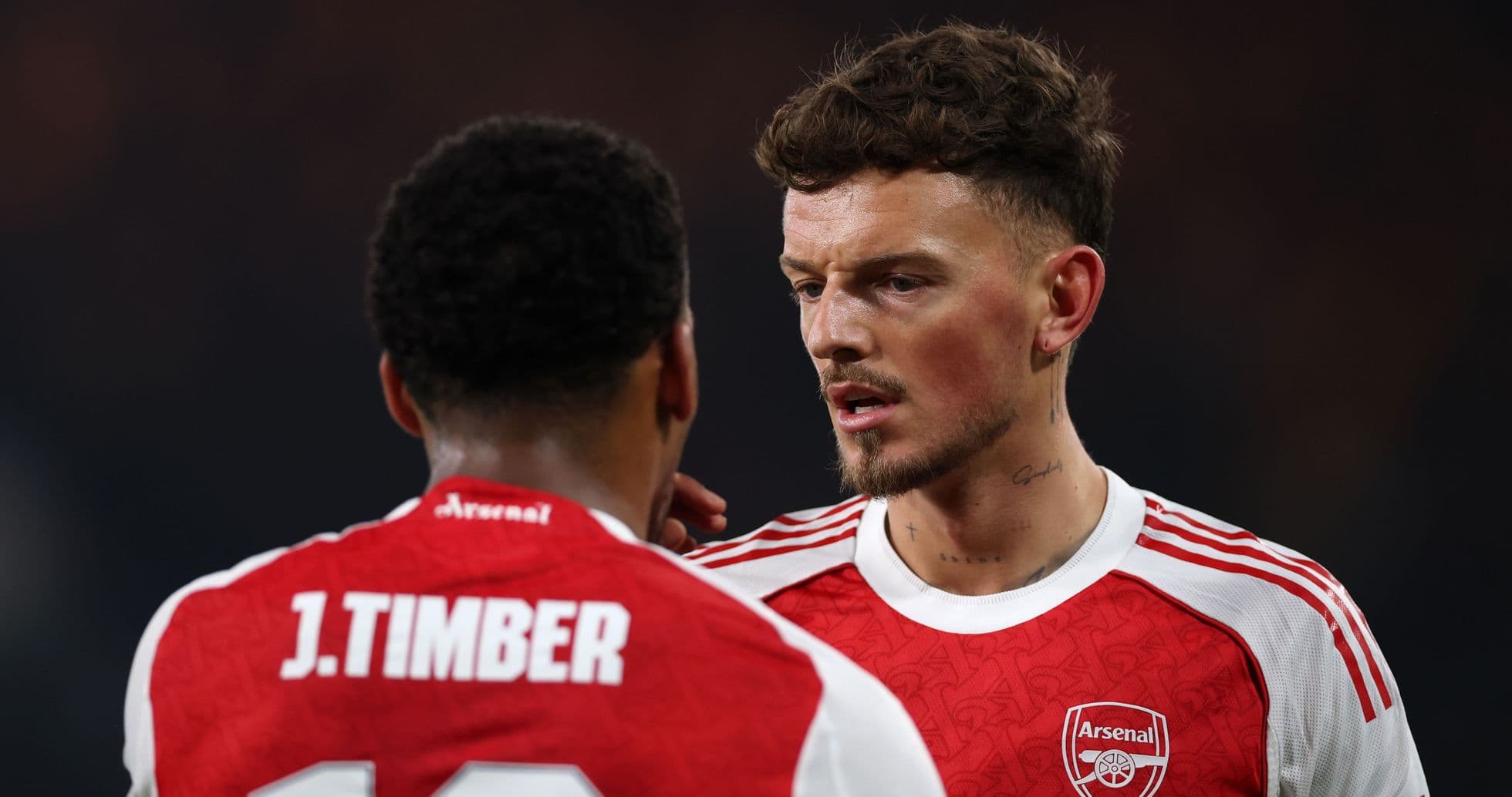 El desafío físico que enfrentan Ben White y Jurrien Timber en el esquema táctico de Arsenal