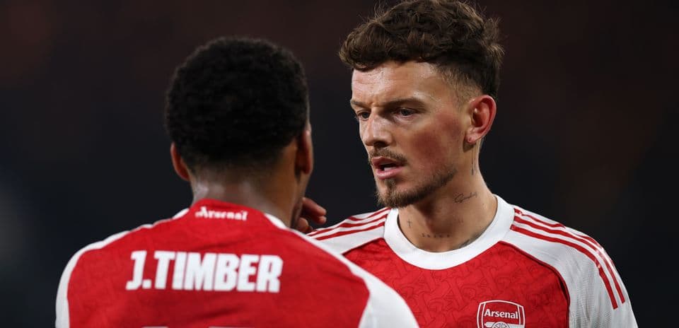 El desafío físico que enfrentan Ben White y Jurrien Timber en el esquema táctico de Arsenal