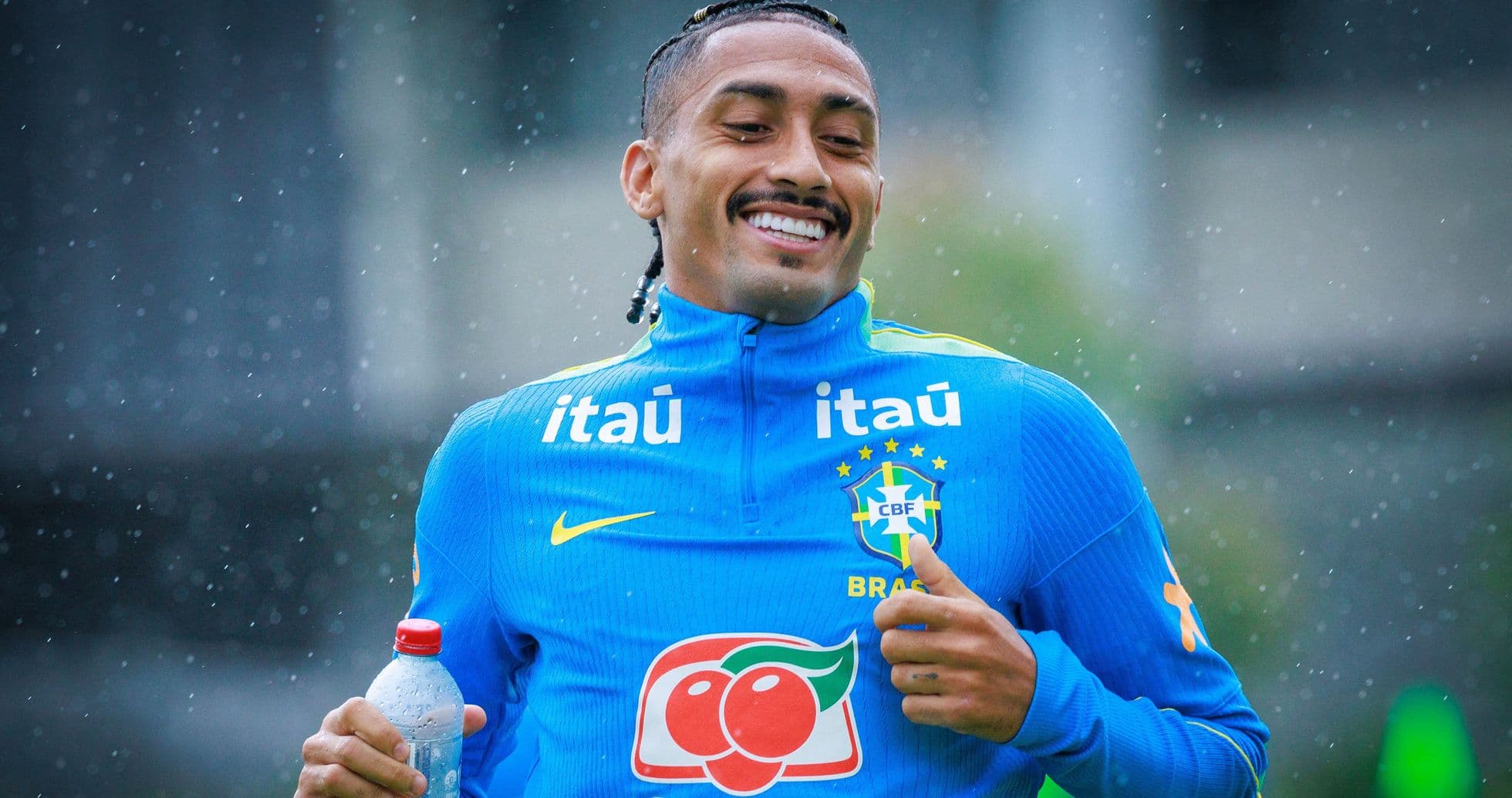 Raphinha recibe la camiseta número 10 de Brasil para los amistosos contra Australia e India