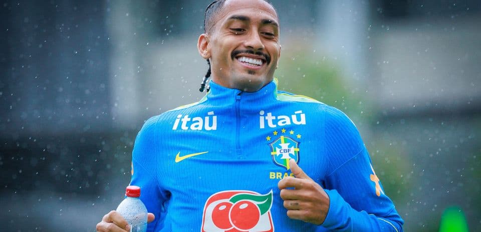 Raphinha recibe la camiseta número 10 de Brasil para los amistosos contra Australia e India