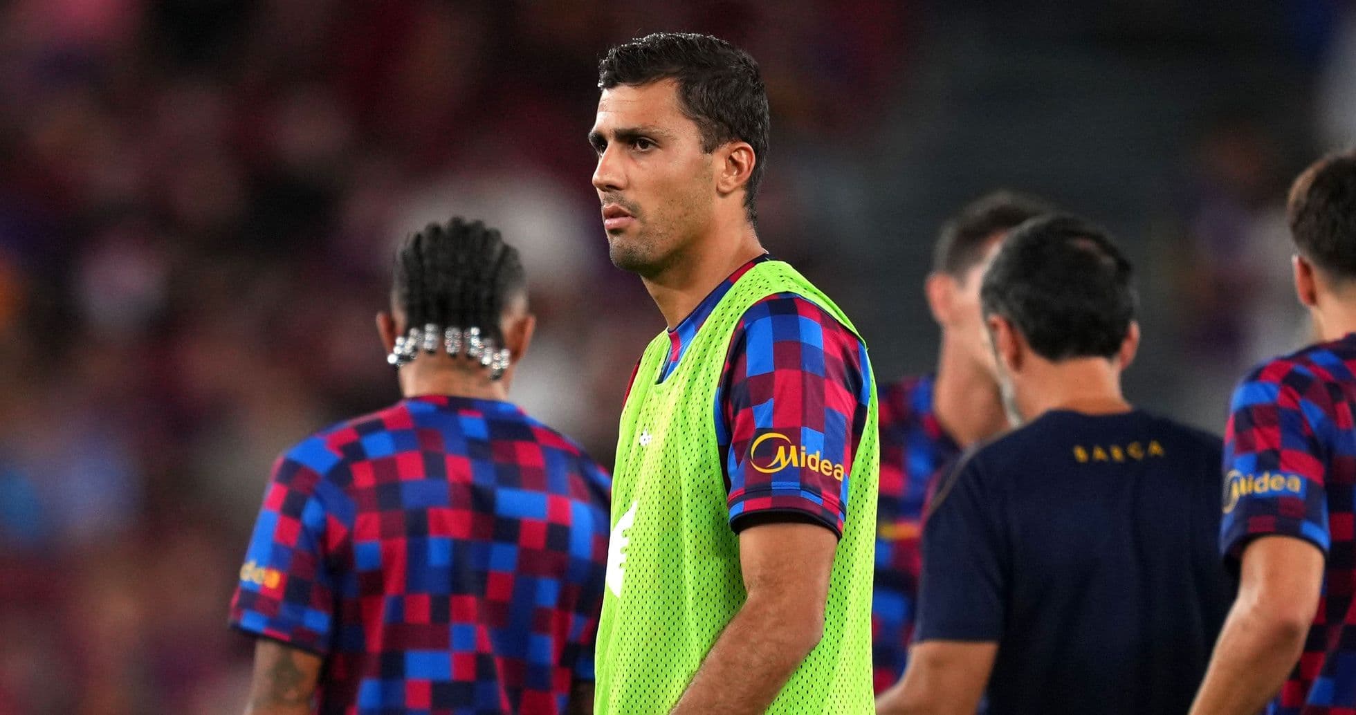 Hansi Flick detalla por qué Rodri sigue en el banquillo de Barcelona mientras se resuelve el dilema con Pedri
