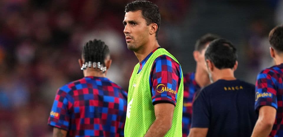 Hansi Flick detalla por qué Rodri sigue en el banquillo de Barcelona mientras se resuelve el dilema con Pedri