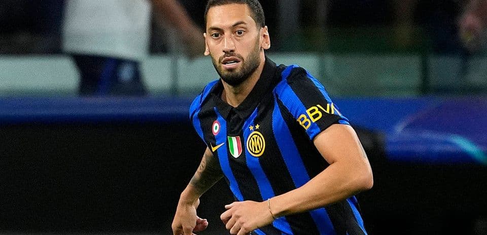 Hakan Calhanoglu se perderá el enfrentamiento clave contra Roma por lesión en el muslo