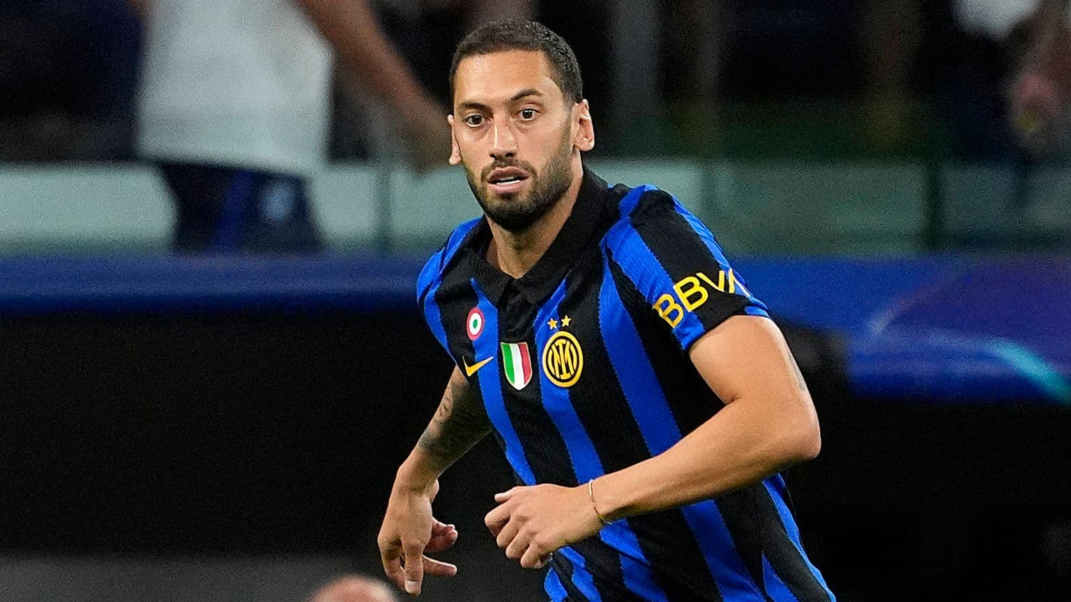 Hakan Calhanoglu se perderá el enfrentamiento clave contra Roma por lesión en el muslo