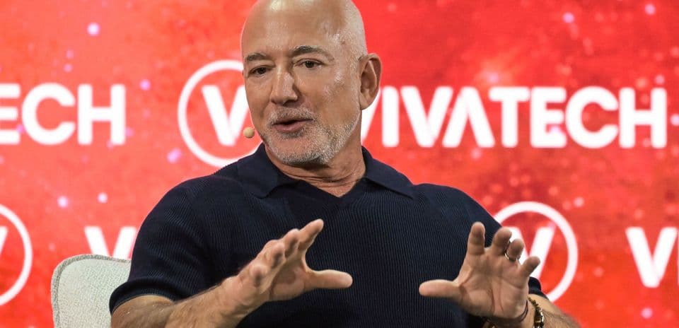 Grupo de seguidores del Liverpool exige respuestas sobre inversión de Jeff Bezos