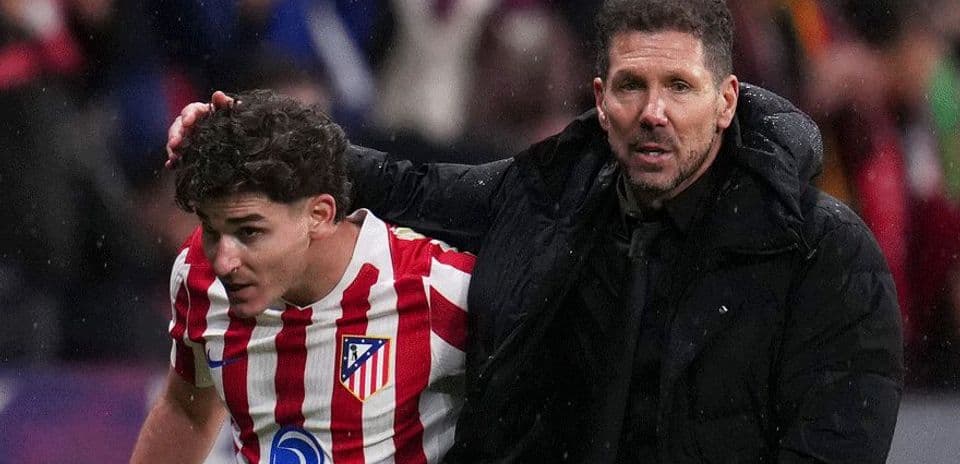 Diego Simeone enfadado con Julián Álvarez por su deseo de irse al Barcelona
