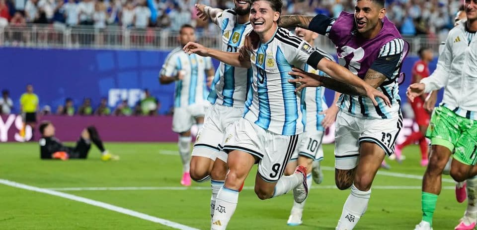 Julián Álvarez guía a Argentina a semifinales con golazo en tiempo extra ante Suiza
