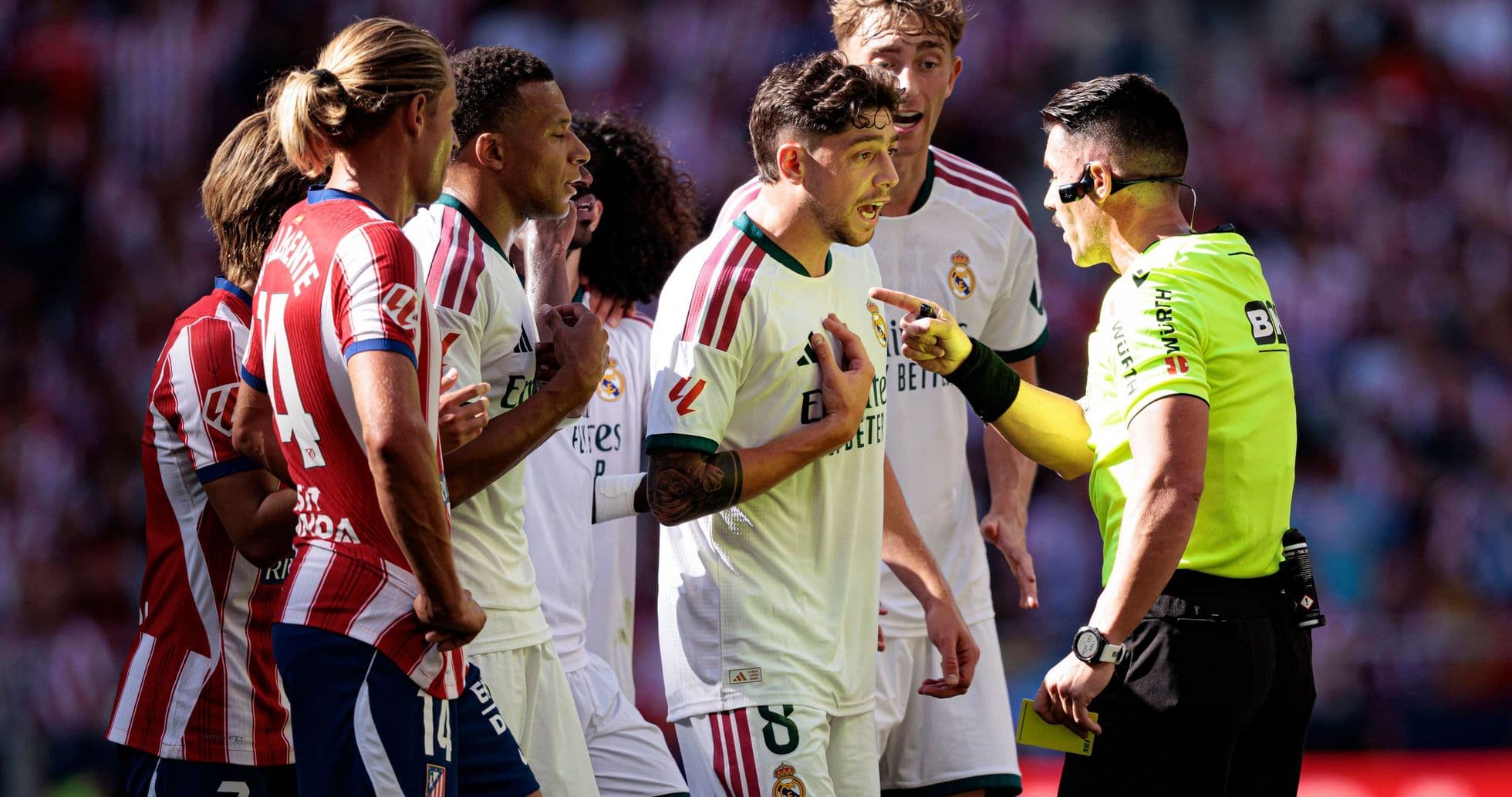 Real Madrid TV acusa al árbitro tras polémica derrota en el derbi contra Atlético