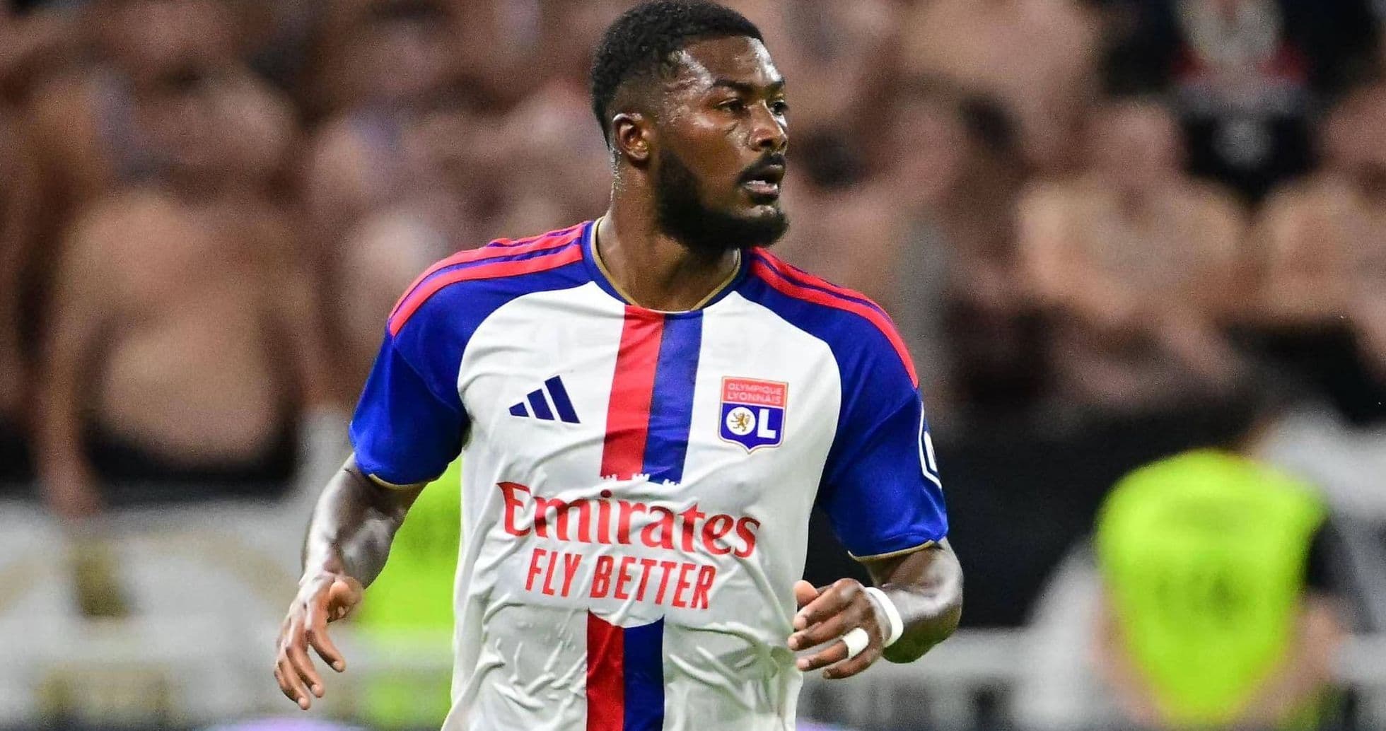 Ainsley Maitland-Niles regresa a la Premier League tras fichar por el Everton desde Lyon