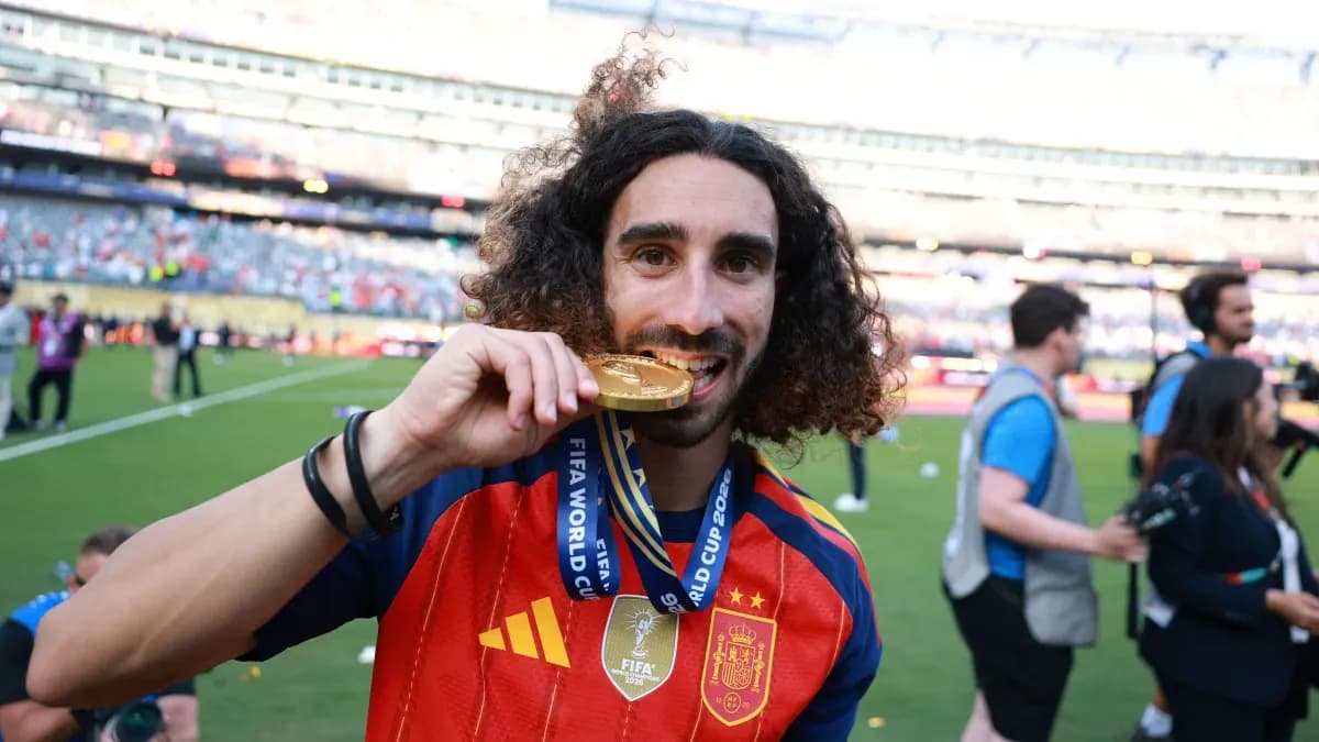 Marc Cucurella cumple su promesa con un tatuaje de Luis de la Fuente tras ganar el Mundial