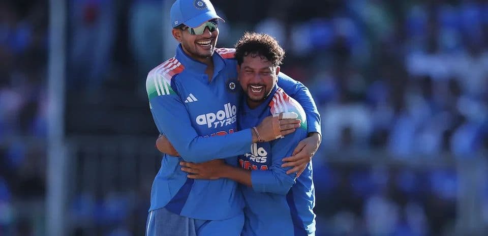 Kuldeep Yadav recibe el premio al Jugador del Partido frente a Virat Kohli en el primer ODI IND vs WI