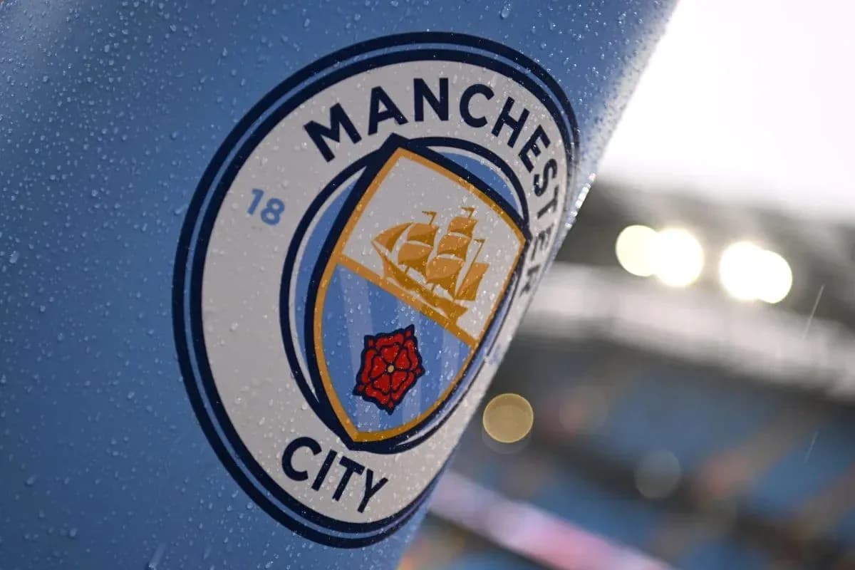 Logo de Manchester City en ambiente lluvioso Logo de Manchester City en ambiente lluvioso