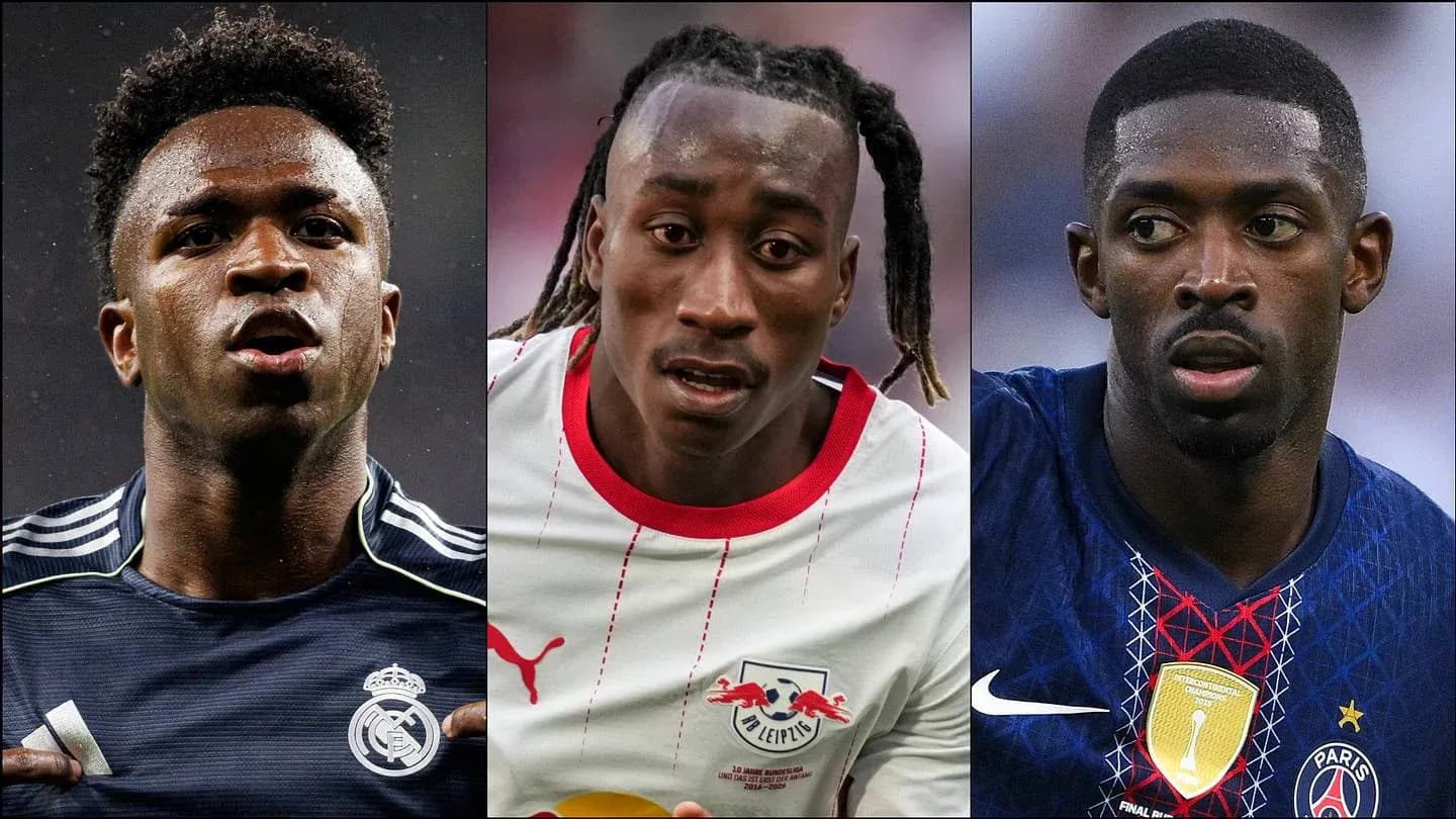 Tres futbolistas en acción durante un partido Tres futbolistas en acción durante un partido