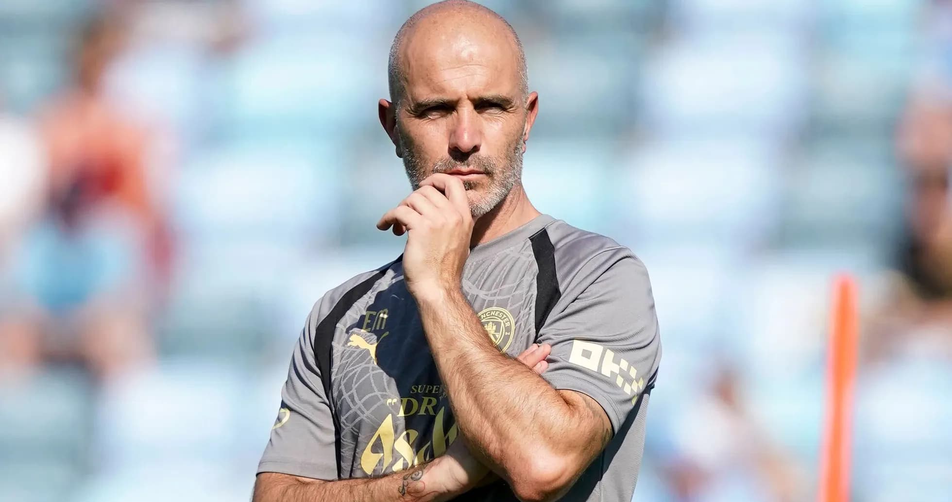 Entrenador observando durante la sesión de entrenamiento Entrenador observando durante la sesión de entrenamiento
