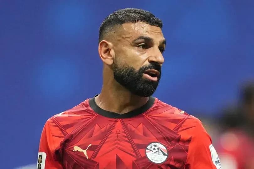 Jugador de fútbol en uniforme de Egipto en acción Jugador de fútbol en uniforme de Egipto en acción